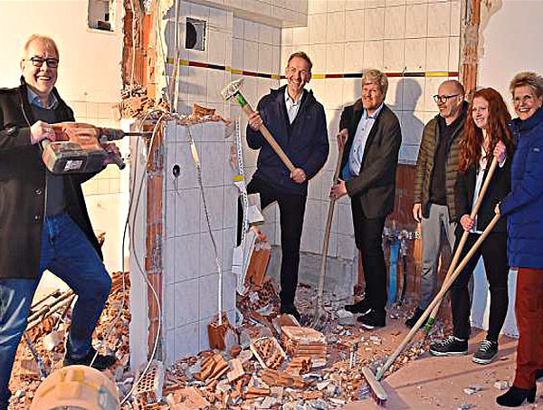 Spatenstich mit Bohrer und Hammer