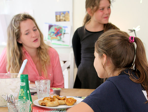 Erzieherin und Gruppenleiterin Jana Matschke mit den Kindern der Wohngruppe beim Mittagessen