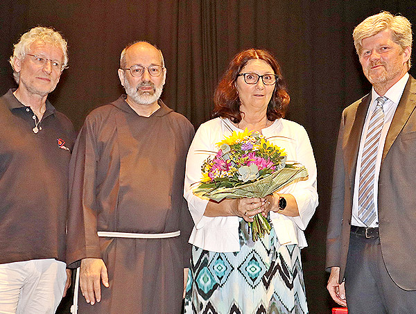 SLW-Vorstandsvorsitzender Johannes Erbertseder und SLW-Präses Br. Marinus Parzinger dankten PZP-Gesamtleiter Josef Riedl für sein jahrelanges Engagement und wünschten seiner Nachfolgerin Birgitt Mederer viel Erfolg für die neue Aufgabe.