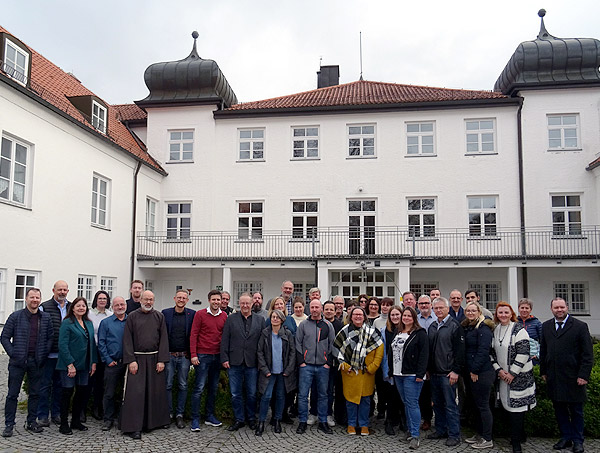 Gruppenfoto der Teilnehmenden vor dem Kloster Armstorf