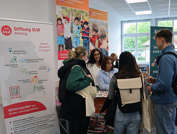 Am gemeinsamen Stand des Franziskushauses und des Antoniushauses konnten die Studierenden viel über die Angebote der Einrichtungen der Stiftung SLW Altötting erfahren