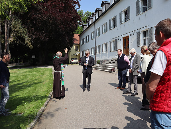 Br. Marinus Parzinger spendet der ehemaligen Schwesternklausur, in der nun die beiden neuen heilpädagogischen Wohngruppen untergebracht sind, den kirchlichen Segen.