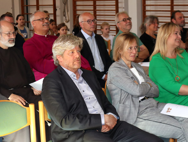 Die Ehrengäste lauschen gespannt dem Programm.