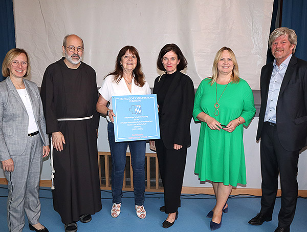  Christine Burghart, 2. Bürgermeisterin der Stadt Altötting, Präses Br. Marinus Parzinger, Rektorin Christine Pfeiffer, Dunja Müller, Referentin für Schulentwicklung und Evaluation am Katholischen Schulwerk in Bayern, Bezirksrätin Gisela Kriegl und SLW-Vorstandsvorsitzender Johannes Erbertseder mit dem Qualitätssiegel katholischer Schulen für eine nachhaltige Schulentwicklung. 