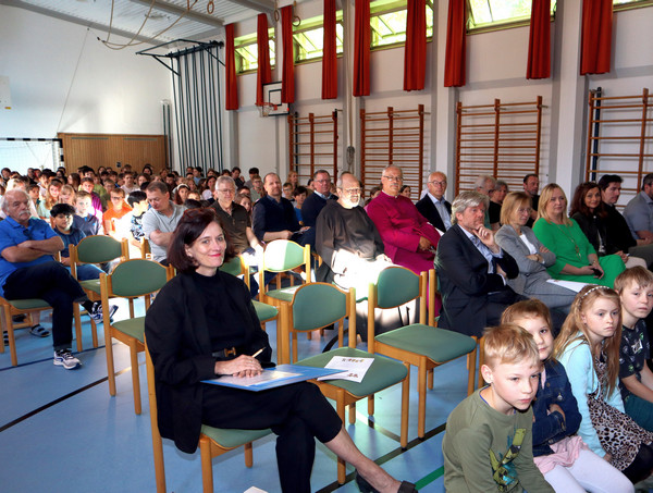 Ein Blick auf die voll besetzte Turnhalle.