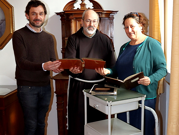 Dr. Timo Nüßlein vom Haus der Bayerischen Geschichte, Präses Br. Marinus Parzinger und Archivarin Maximiliane Heigl-Saalfrank werfen einen gemeinsamen Blick in alte Dokumente. Im Vordergrund das Lazarettkästchen, das in einer Ausstellung einen würdigen Platz finden soll.