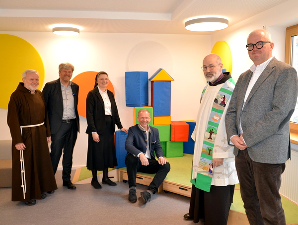 In einem der neuen Räume: (v.li.) Stiftungsrat Bruder Georg Greimel mit den Rednern Johannes Ebertseder (Gesamtleiter Franziskushaus), Schwester Maria Wippenbeck (Provinzleiterin vom Provinz- und Missionshaus Hl. Kreuz), Bürgermeister Stephan Antwerpen, Guardian Bruder Marinus Parzinger und Pfarrer Thilo Neuhaus.