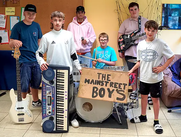 Eine Musikband mit Jugendlichen im Probenraum