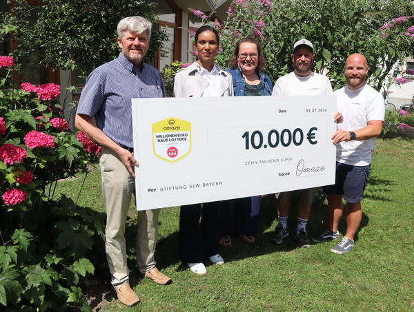 Omaze unterstützt Stiftung SLW Bayern mit 10.000 Euro