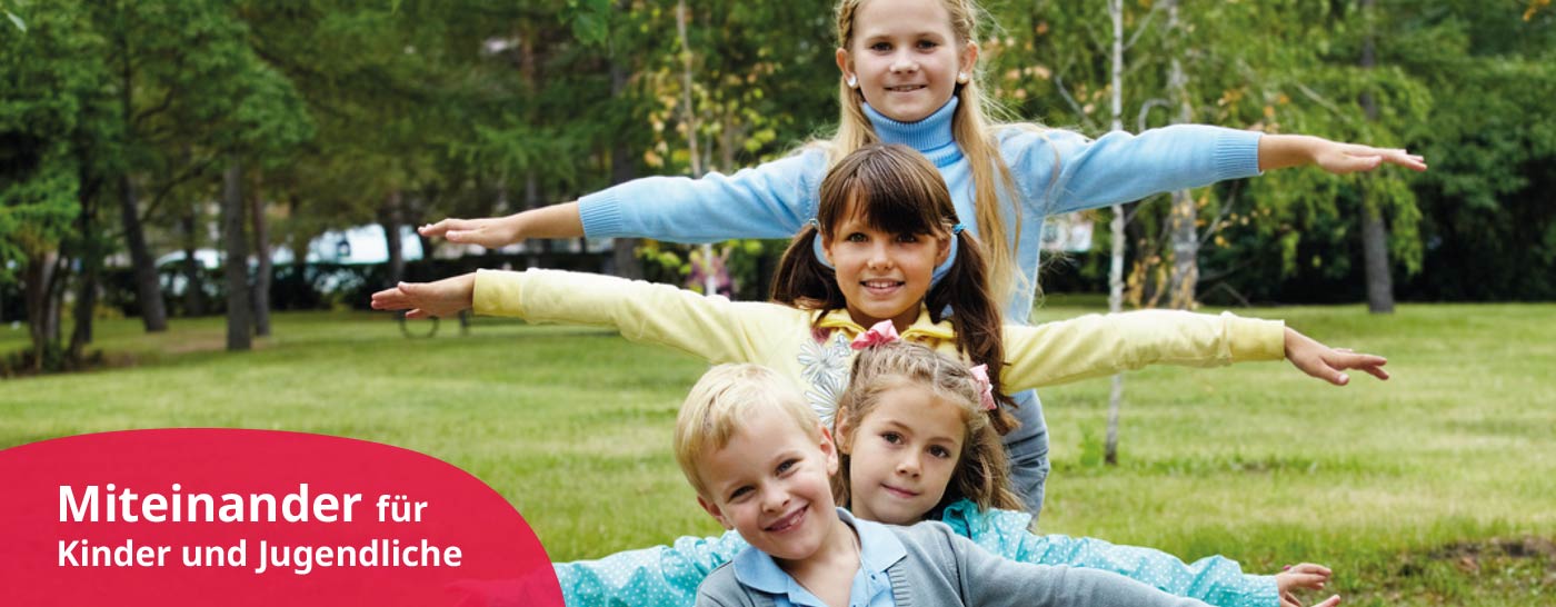 Kinder spielen auf Wiese