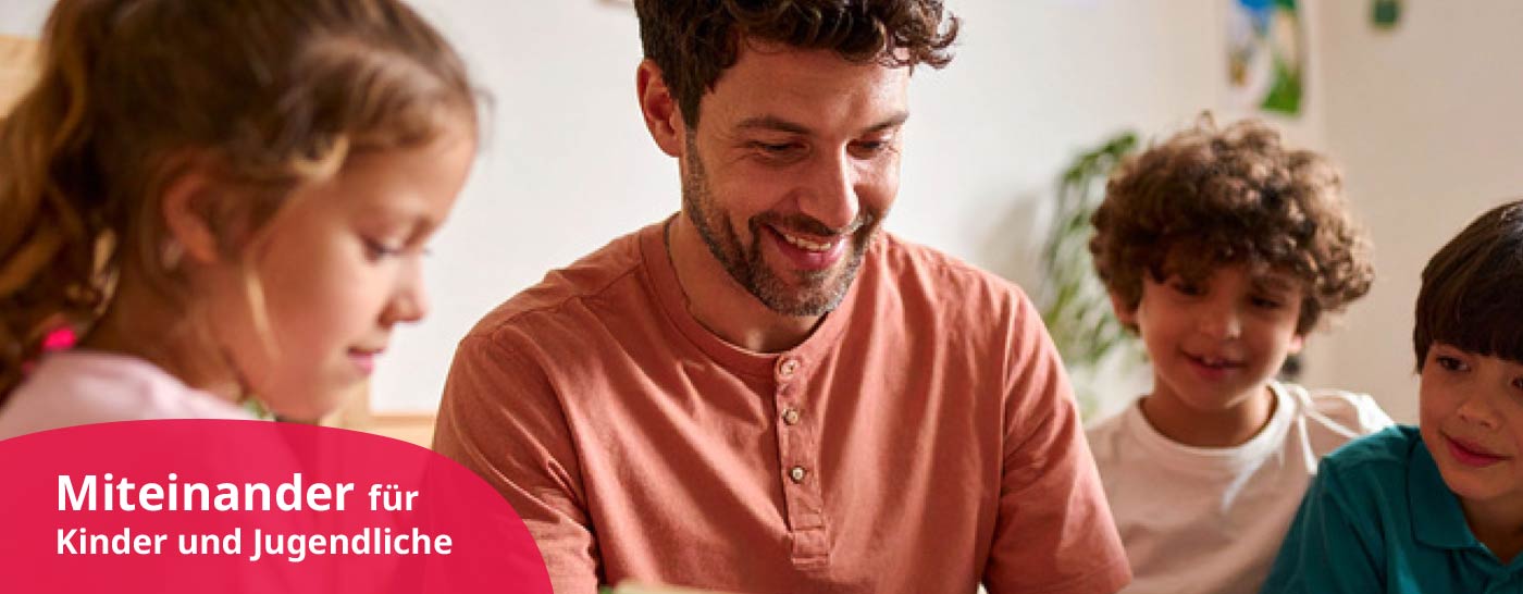 Pädagogische Fachkraft in Feucht liest Kindern in traumapädagogische Wohngruppe vor