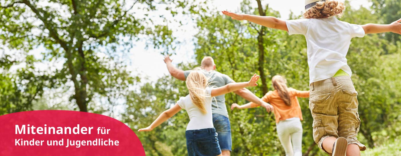 Pädagogische Fachkraft (m/w/d) in Inobhutnahmegruppe betreut Kinder beim Spielen