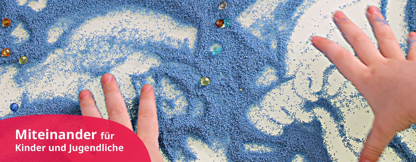 Kunsttherapeut/in, Gestaltungstherapeut/in, Musiktherapeut/in im Fachdienst therapiert Kind