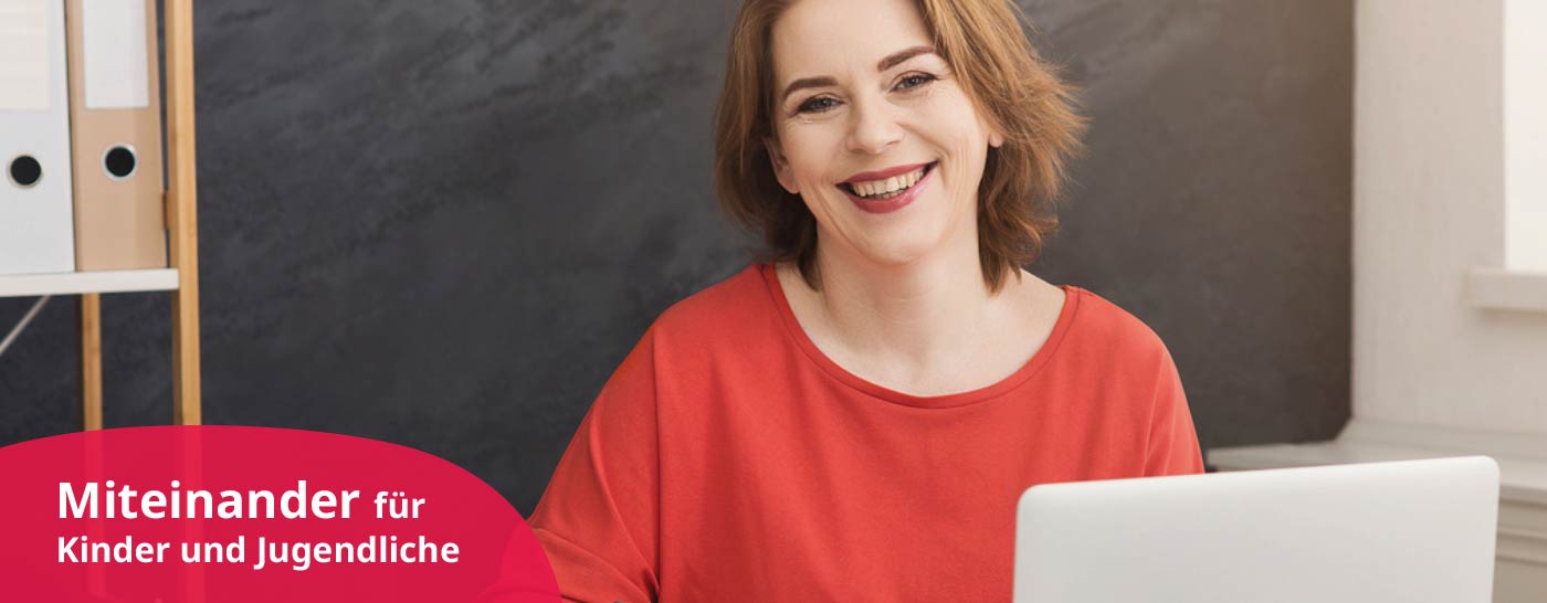 Verwaltungskraft arbeitet im Büro