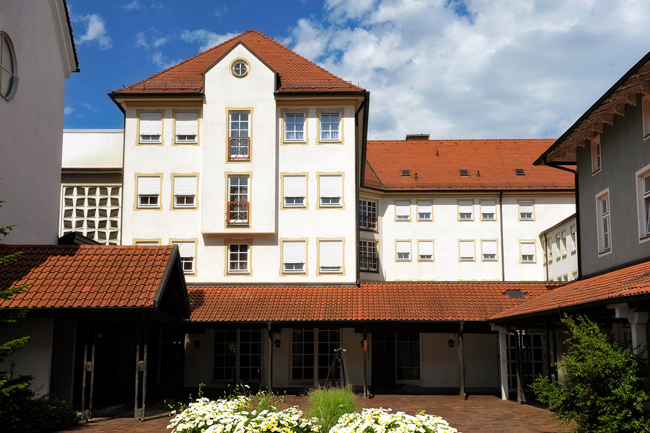 Gebäudefoto von außen.