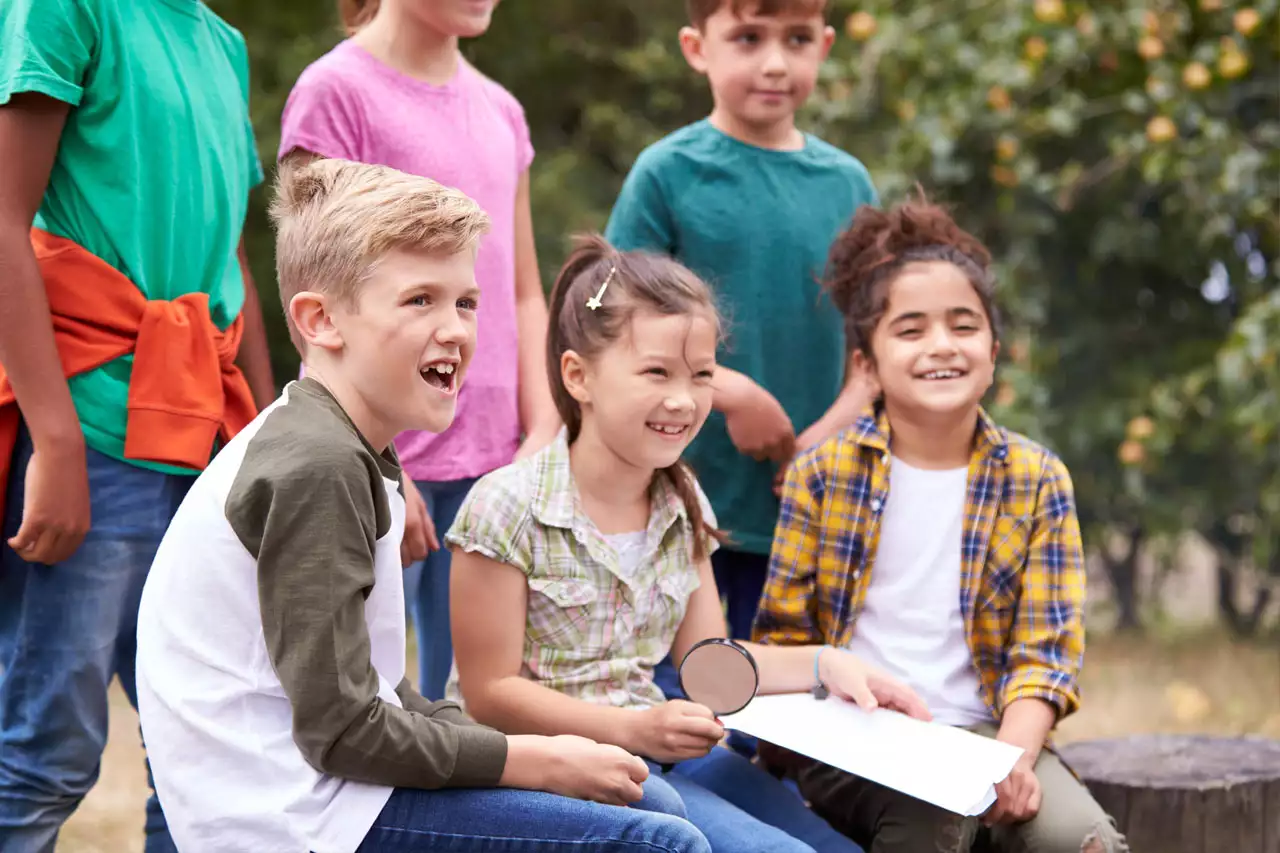 Eine Gruppe Kinder redet im Pausenhof.