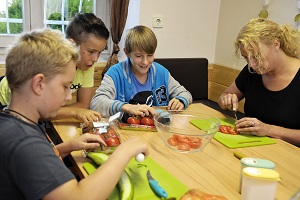 Gemeinsame Essenszubereitung in einer Wohngruppe