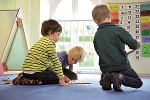 Kinder beim Spielen in der neuen heilpädagogischen KiTa für Vorschulkinder im Franziskushaus Altötting